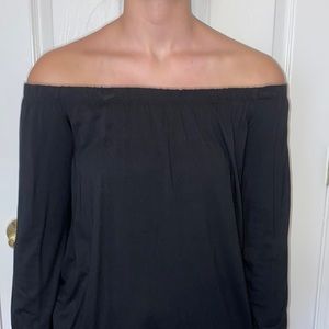 Woman’s Hollister off the shoulder blouse (xs)